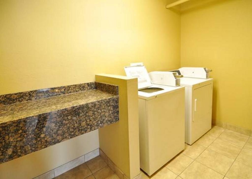 Econo Lodge Inn & Suites Greenbrier Екстериор снимка