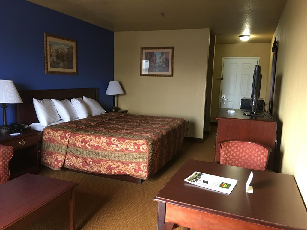 Econo Lodge Inn & Suites Greenbrier Екстериор снимка