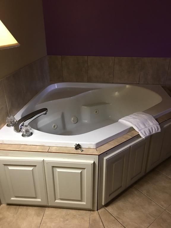 Econo Lodge Inn & Suites Greenbrier Екстериор снимка