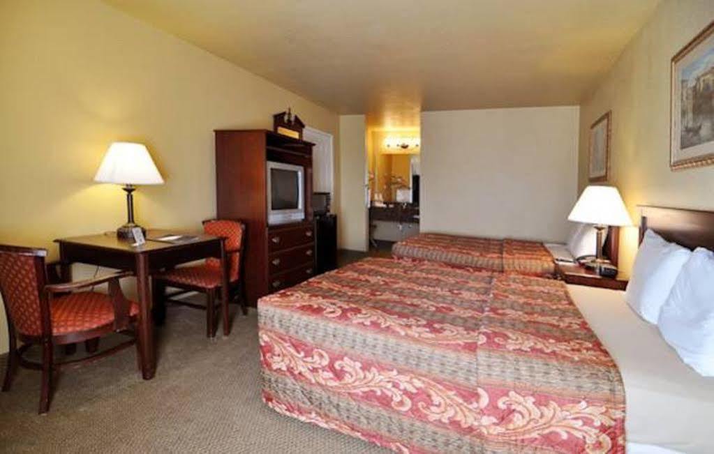 Econo Lodge Inn & Suites Greenbrier Екстериор снимка